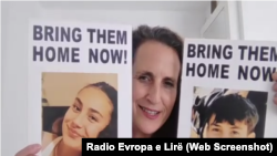 Izraelka Hadas Kalderon s fotografijama svoje dvoje dece koje su oteli militantni Hamasa tokom napada na jug Izraela 7. oktobra 2023.