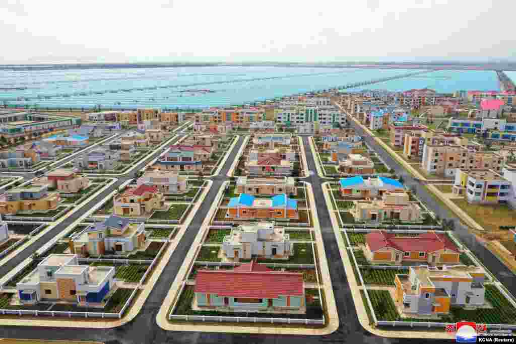 Pamje e përgjithshme gjatë ceremonisë së hapjes së Fermës së Serës Ryonpho për të shënuar përvjetorin e themelimit të Partisë së Punëtorëve në pushtet, në Korenë e Veriut, në këtë foto pa datë, e cila u publikua më 11 tetor 2022 nga KCNA-ja.