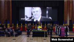 Sicriul cu corpul neînsuflețit al primului președinte Mircea Snegur, a fost adus la Palatul Republicii, unde va avea loc ceremonia funerară și mitingul de doliu.