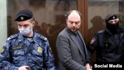 Opozantul rus Vladimir Kara-Murza a fost condamnat la 25 de ani de închisoare pentru trădare, după ce a criticat războiul din Ucraina și pe Putin.