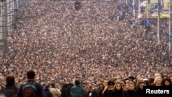 Stotine hiljada ljudi u tihoj povorci prema beogradskom Novom groblju 15. marta 2003. godine na sahrani Zoranu Đinđiću ubijenom tri dana ranije