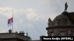 Zastave na pola koplja tokom trodnevne žalosti u Srbiji, Beograd, 6. maj
