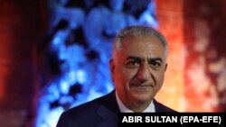 Reza Pahlavi, az utolsó iráni sah legidősebb fia részt vesz egy rendezvényen a jeruzsálemi Jad Vasem holokauszt-emlékmúzeumban 2023. április 17-én