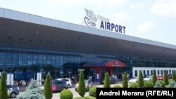 Poliția de Frontieră și Serviciul Vamal au declarat că unii pasageri au încercat să evite controlul bagajelor, manifestându-se agresiv pe Aeroportul Chișinău în seara zilei de 22 aprilie.