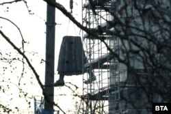 2023. december 18-án éppen eltávolítják a talapzatról a szófiai Szovjet Hadsereg-emlékmű egy darabját