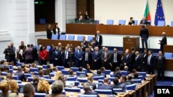 Депутати блокираха заседанието на парламента в знак на протест срещу демонтажа на Паметника на Съветската армия.