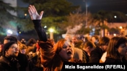 Жена реагира по време на митинга в памет на Навални в столицата на Грузия Тбилиси.