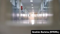 Korridori i qelive në Qendrën e Paraburgimit në Gjilan.