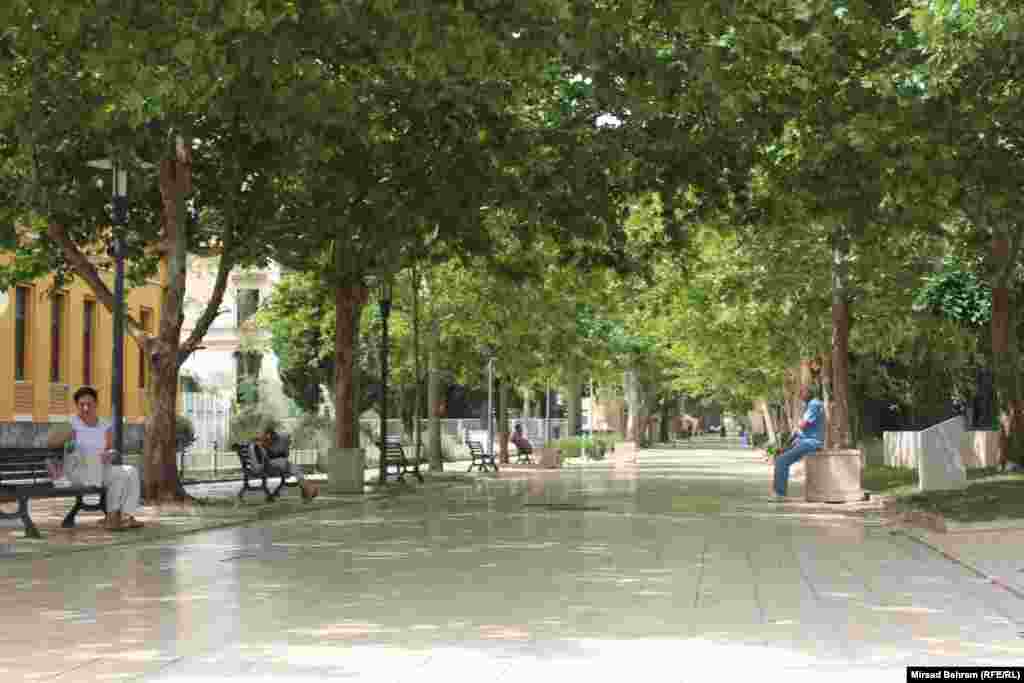 Rijetki šetači biraju hladovinu u mostarskoj šetnici.&nbsp;