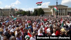 Поддржувачите на лидерот на унгарската опозиција Петер Маѓар на митинг во Будимпешта, 8 јуни 2024 г.