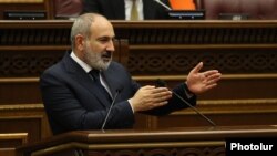 Премиерът Никол Пашинян по време на изслушване в парламента, 12 юни 2024 г.