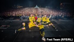 "Дубиоза колектив" на концерта си на Колодрума в София. Ведран Муягич е третият отдясно наляво.