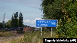Saobraćajni znak "Kursk 108 kilometara" na granici Rusije i Ukrajine, 13. avgust 2024.
