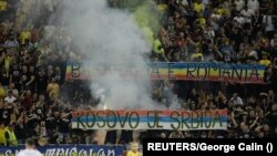 Pankarta "Kosova është Serbi" të shpalosura nga tifozët rumun gjatë ndeshjes midis Rumanisë dhe Kosovës. Bukuresht, 12 shtator 2023.