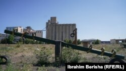 Një kolovajzë nga druri i ricikluar në këndin e lojërave në Fushë Kosovë.