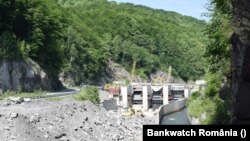 Un zvon fals privind vânzarea Hidroelectrica împrăștie furie online: una dintre cele mai profitabile companii românești ar fi fost vândută în secret Franței, mai precis lui Emmanuel Macron, probabil cel mai atacat lider european în România, după Volodimir Zelenski.Foto: Livezeni.