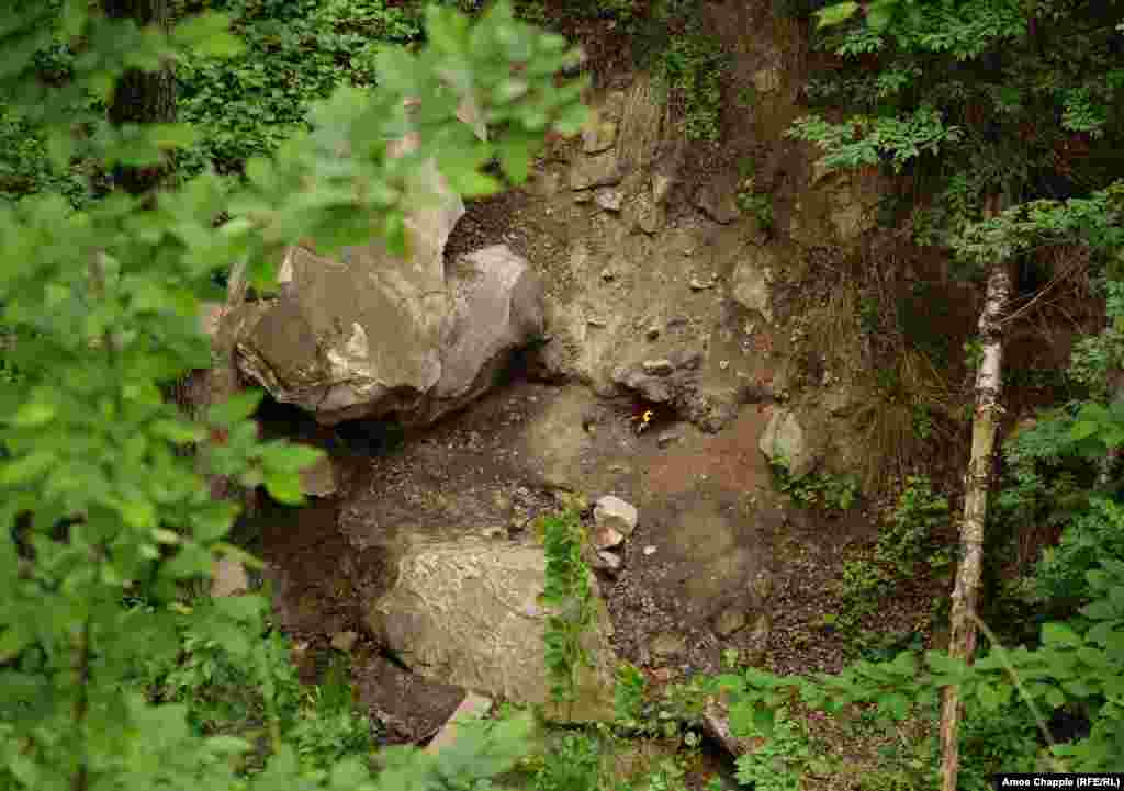 U šumi u blizini sela Lopatari, u okrugu Buzau, takođe gore požari. Za njih mještani kažu da tinjaju već oko 2.000 godina.