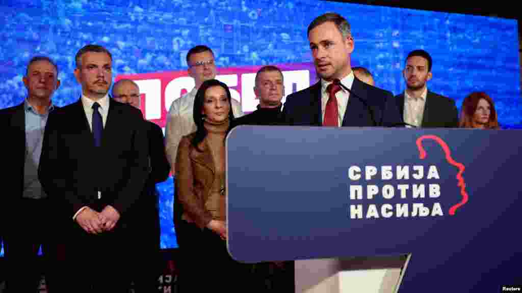 Miroslav Aleksić beszédet mond a Szerbia az erőszak ellen baloldali-liberális egyesült ellenzék székhelyén a parlamenti választások exit poll eredményei után Belgrádban 2023. december 17-én.&nbsp;A szavazatok abszolút többségét Aleksandar Vučić pártja, a Szerbia nem állhat meg (valójában a Szerb Haladó Párt) választási lista érte el. Második helyen áll a Szerbia az erőszak ellen 23,5 százalékkal