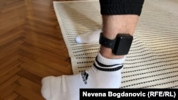 Hnyotnak a házi őrizetben nyomkövetőt kell viselnie