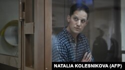 Американският журналист Еван Гершкович чака преди изслушването в Московския градски съд, на което той обжалва ареста си, 18 април 2023 г.