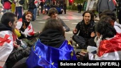 Протестиращи блокират улица в центъра на Тбилиси