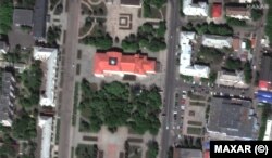 Театърът в Бахмут и околни сгради в централаната част, заснети на 8 май 2022 г.