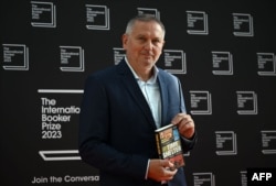 Георги Господинов с английското издание на "Времеубежище"