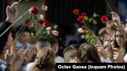 Imagine de la festivitatea de deschidere a cursurilor la o şcoală gimnazială din Bucureşti.