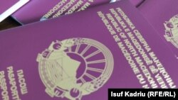 Pasaportë ku shkruhet "Republika e Maqedonisë së Veriut"