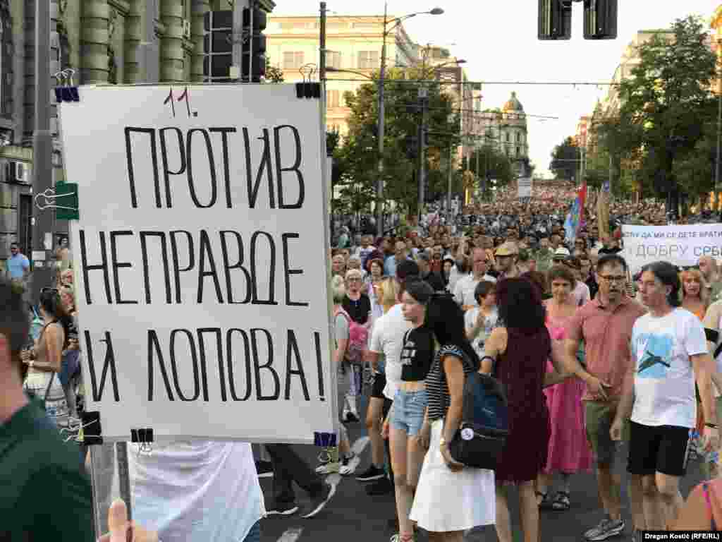 Demonstranti su zvižducima izražavali nezadovoljstvo vlašću, a na transparentima i parolama tražili su da se ispune zahtevi protesta.
