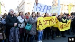 A PDSZ által szervezett demonstráció résztvevői az Országház előtti Kossuth Lajos téren 2022. március 19-én