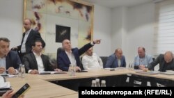 Првиот вицепремиер Артан Груби и претставници на Владата на брифинг со новинарите