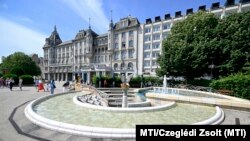 A Mathias Corvinus Collegium (MCC) Alapítvány helyi oktatási központja, az egykori Aranybika szálló Debrecenben 2023. június 15-én. Előtérben a Milleniumi szökőkút.