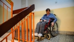 E vetme, në karrocë, në katin e tretë...