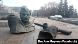 Главата на съветския войн и ръката му, държаща автомат, са вече отрязани от най-голямата фигура на Паметника на Съветската армия.