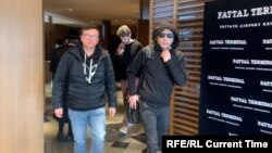 Igor Rubinștein (stânga), managerul trupei Bi-2, alături de solistul Egor Bortnik (zis și Liova Bi-2), pe aeroportul Ben Gurion din Tel Aviv, pe 31 ianuarie 2024, după ce ultimul a fost expulzat din Thailanda.