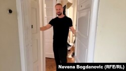 Beloruski novinar, reditelj i opozicionar Andrej Gnjot na pragu stana u kojem se nalazi u kućnom pritvoru u Beogradu, 14. jun 2024.