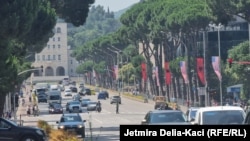 Flamuj shqiptarë dhe amerikanë në Tiranë, Shqipëri.