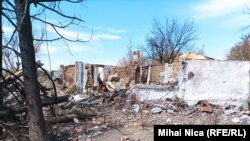 Atât casa ridicată în Crevedia de Constantin Nicolae Gavrilescu, cât și cea moștenită de la părinți au fost spulberate de explozia produsă în depozitul GPL din imediata vecinătate.