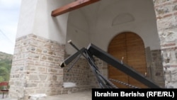 Rrethojat e dëmtuara të manastirit në Banjskë. Grupi i armatosur, pasi vrau policin e Kosovës, Afrim Bunjaku, u strehua në Manastirin Ortodoks të Banjskës dhe objektet përreth tij. 