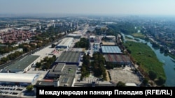 Панаирният град е разположен на площ от 350 декара в центъра на града