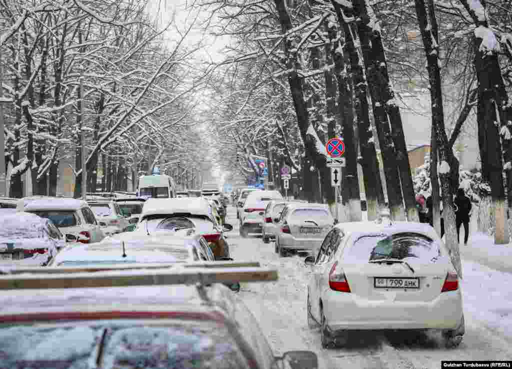 Пробки в Бишкеке &ndash; не новость. Но снегопад осложнил ситуацию.&nbsp;