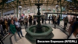 Фонтанът в центъра на залата, около който има разположени пейки.