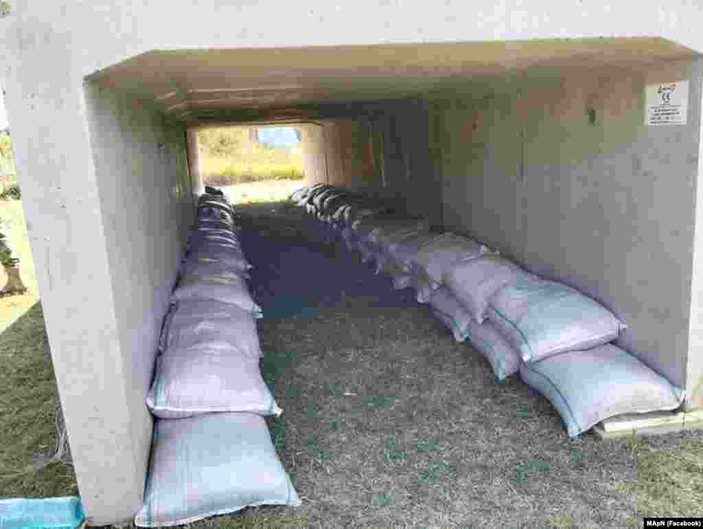 Unul din adăposturi, aproape de finalizare.&nbsp;