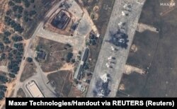 Уничтоженные российский истребитель МиГ-31 и хранилище топлива на авиабазе «Бельбек» вблизи Севастополя в оккупированном Крыму. Спутниковый снимок компании Maxar Technologies, датированный 16 мая 2024 года