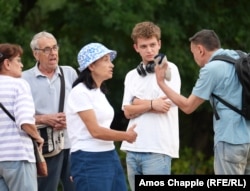 Nikola Andonov (második jobbra) az emlékművet őrző tüntetőkkel beszélget