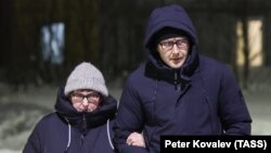 Ludmila Navalnaia, mama opozantului Alexei Navalnîi, și avocatul acestuia, în fața unui birou al Comitetului rus de Investigații din Salehard, regiunea arctică a Rusiei din Iamalia-Neneția, 17 februarie 2024.