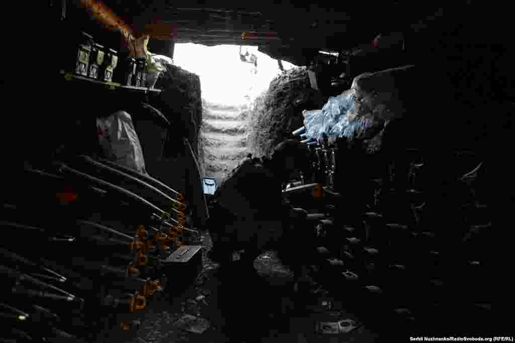 Granata od 155 mm -- koja je široko u upotrebi zbog ravnoteže između dometa, vatrene moći i prenosivosti -- izvlači se iz rova koji takođe služi kao smještaj za pripadnike jedinice.