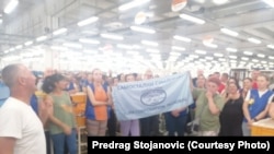 Zaposleni u Juri tokom obustave rada u pogonu fabrike, jun 2024.