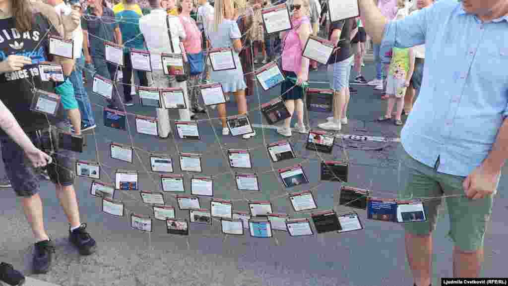 Učesnici protesta napravili su &quot;botovsku mrežu&quot;, kao odgovor na spisak više od 14. 000 naloga na društvenim mrežama koji navodno organizovano dele sadržaj sličan onom koji se deli preko zvaničnih kanala Srpske napredne stranke.